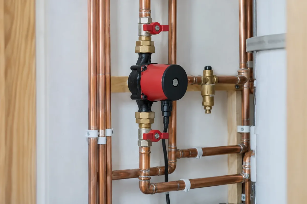 Heating circulation pump and pipe assembly
